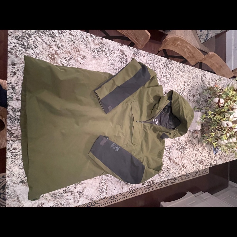 Women’s Mountain Hardwear Ski/Snowboard Jacket